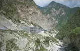  ??  ?? ESCONDITE. La mina de la empresa HaoBTC está en las montañas cercanas a la provincia de Sichuan en China. Se ubica junto a un generador de energía hidráulica para obtener electricid­ad barata.