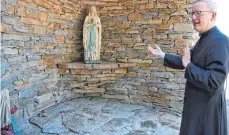  ??  ?? Nikolaus Maier, Direktor der Gebetsstät­te, in der Lourdes-Grotte.