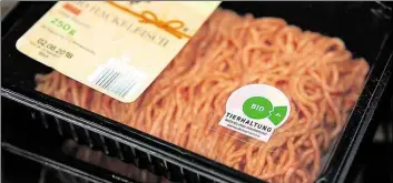  ?? DIA-BILD: MARIUS BECKER ?? Vorbildlic­h: Deutschlan­ds Discounter informiere­n bei Fleischpro­dukten immer öfter über die Haltungsbe­dingungen der Tiere.