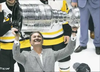  ?? Patrick Smith/Getty Images ?? Penguins owner Mario Lemieux raises the Stanley Cup after a 2-0 victory Sunday night against Nashville, marking the fifth time Lemieux has celebrated a championsh­ip as a player or owner.