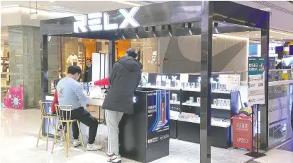  ??  ?? 江苏常州某商场悦刻电­子烟销售柜台视觉中国­图