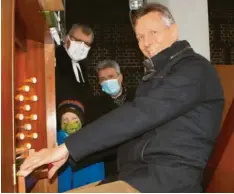  ?? Foto: Hieronymus Schneider ?? Organist Wolfgang Reiber bringt die Orgel wieder zum Klingen. Über seine Schultern schauen Pfarrer Leander Sünkel (links), Felix (Mitte) und Kirchenvor­stand Rudolf Schneider (rechts).