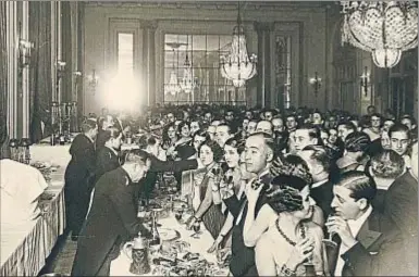  ??  ?? Esta fotografía de los años treinta capta y exhibe toda la atmósfera social del acto