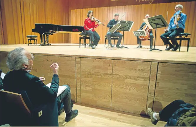  ?? FOTO ÀLEX GARCIA ?? Alfred Brendel (sentado en primera fila de la platea) y el Cuarteto Casals durante la clase magistral del pasado 3 de febrero en el Conservato­ri del Liceu