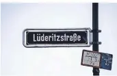  ??  ?? Adolf Lüderitz war einer der ersten Deutschen, die Geschäfte in Afrika machten und nicht selten dabei die Menschen vor Ort betrogen haben soll.