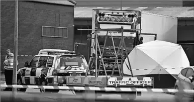  ??  ?? Vorig jaar kwamen bij een drama met een koelwagen in het Britse Essex twee jonge Aziaten om die voor hun dood nog gezien waren in Brussel. De truck had via de haven van Zeebrugge de oversteek gemaakt.
