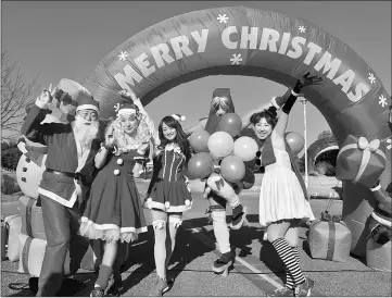  ??  ?? Runners in Santa Claus costumes pose as they take part in the Christmas charity event ‘Tokyo Santa Run’ at the Makuhari Seaside Park in Chiba. About 1,000 people attended the charity event to provide Christmas presents for children fighting disease. —...
