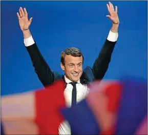 ??  ?? Emmanuel Macron célèbre sa victoire au premier tour de la présidenti­elle.
