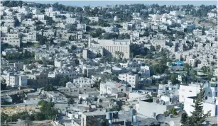  ?? (Ammar Awad/Reuters) ?? THE TOMB of the Patriarchs, in the heart of Hebron, is the large building in the center of this photo.