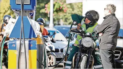  ?? ?? LONDRES. Desde la pasada semana largas colas se forman en las estaciones de servicio por el desabastec­imiento de naftas.