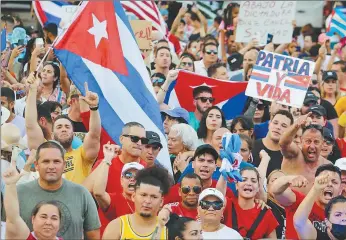  ?? FOTOS: CEDOC PERFIL Y AFP ?? CONSIGNAS. Las nuevas rechazan la mística asociada a la muerte que ensalza la Revolución. Hoy la opción es una vida plena y en libertad.