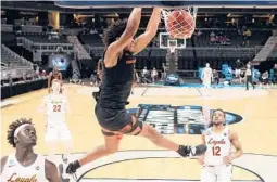  ?? JAMIE SQUIRE/GETTY ?? Oregon State’s Ethan Thompson dunks the ball in Saturday’s game against the Loyola at Bankers Life Fieldhouse on in Indianapol­is, Indiana.