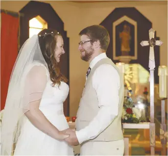  ??  ?? Comme plusieurs couples au cours de l’été, Cassandre et Jean-Luc se sont engagés l’un envers l’autre dans le mariage. – Gracieuset­é