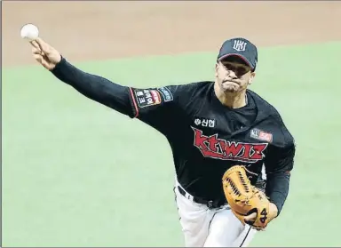  ?? YONHAP / EFE ?? William Cuevas, del KT Wiz, durante un partido reciente contra el Doosan Bears, en Seúl