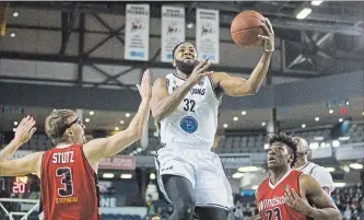  ?? BOB TYMCZYSZYN
THE ST. CATHARINES STANDARD ?? Niagara River Lions Dwayne Smith (32) drives against Windsor Express Logan Stutz (3) and Shaquille Keith (23) in National Basketball League of Canada action at the Meridian Centre in St. Catharines Thursday.