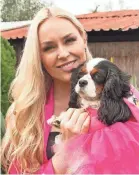  ?? DAVID SCOTT HOLLOWAY/AMAZON STUDIOS ?? “The Pack” host Lindsey Vonn, with her co-host, her rescue dog Lucy.