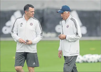  ?? FOTO: AP ?? Willy Sagnol recoge el testigo de Carlo Ancelotti El lateral francés jugó en el Bayern de 2000 a 2009 y volvió en junio como segundo