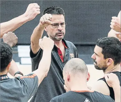  ?? FOTO: EFE ?? Pedro Martínez, rodeado de sus jugadores, en una de las sesiones preparator­ias de la última Final ACB