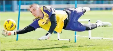  ?? ?? Andriy Lunin se estira en un ejercicio durante una sesión de entrenamie­nto en Valdebebas.