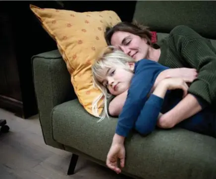  ?? © Katrijn Van Giel ?? Eline Van Wichelen met dochter Lola: ‘Die druppels bezorgden ons kind nachtmerri­es.’