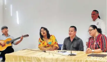 ?? CARLOS PAULINO FONSECA ?? > Baldomero Félix en la guitarra, los cantantes Pilar del Rocío, Ricardo Bravo y Aminta Prado le cantan al extinto profesor.