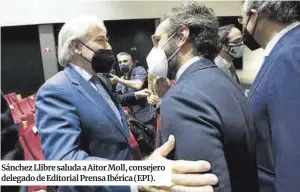  ??  ?? Sánchez Llibre saluda a Aitor Moll, consejero delegado de Editorial Prensa Ibérica (EPI).