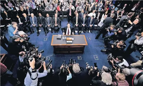  ?? FOTO: DPA ?? James Comey, umringt von Fotografen, kurz vor Beginn der Anhörung im US-Senat.