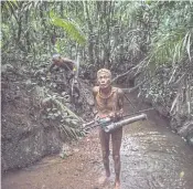  ??  ?? WALKS OF LIFE: Teu Kapik Sibajak and Aman Aqwi Sakkukuret walk through the jungle.