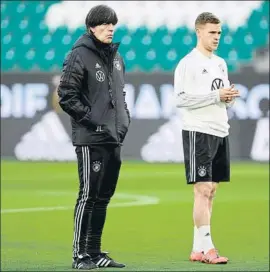  ?? FOTO:EFE ?? Joachim Löw, con el ‘veterano’ Joshua Kimmich De los pocos con más de 30 partidos