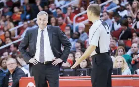  ??  ?? Mike D’Antoni atraviesa su primera temporada como dirigente de los Rockets, quienes ocupan la tercera posición en el Oeste.