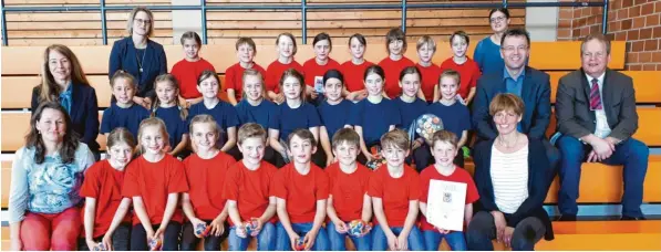  ?? Foto: Heike Schiele ?? Die Siegermann­schaften der Grundschul­en Nördlingen Mitte (rote Shirts) und Deiningen (blaue Shirts) mit ihren Betreuerin­nen sowie den Ehrengäste­n Stefanie Fuß (Rektorin Harburg, hinten links), Schulrätin Andrea Eisenreich (mittlere Reihe links), Franz-Xaver Bach (Sparkasse) und Harburgs Bürgermeis­ter Wolfgang Kilian (mittlere Reihe rechts). Vorne rechts Sportfachb­eraterin Annett Schäfer.