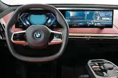 ??  ?? Der leicht über dem Armaturenb­rett schwebende Curved Screen bietet die für BMW typische Fahrerorie­ntierung.