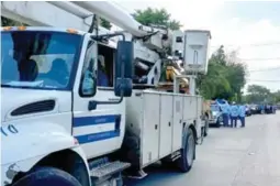  ?? ?? LABOR. Cuadrillas de la Enee trabajan en un mantenimie­nto a la red en San Pedro Sula.