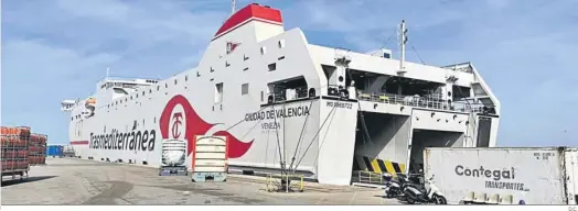  ?? D.C. ?? El buque de Armas Trasmedite­rránea ‘Ciudad de Valencia’, uno de los que unen Canarias con la Península, con Cádiz como puerto y puerta de entrada.