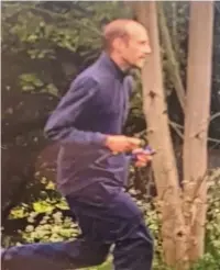  ??  ?? ●●Christophe­r Howe running from police, as captured by a passer-by in Reddish Vale Country Park