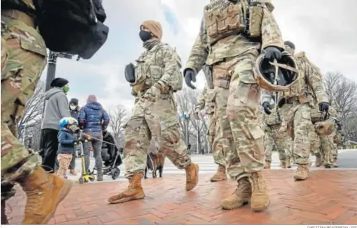  ?? CHRISTIAN MONTERROSA / EFE ?? Miembros de la Guardia Nacional de Estados Unidos se dirigen a sus puestos antes del inicio de la ceremonia en Washington.