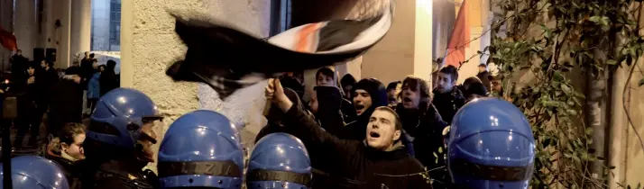  ??  ?? Tensione Nuovo pomeriggio critico, ieri, a Vicenza: a pochi metri dall’evento di Forza Nuova, i centri sociali si sono dati appuntamen­to in piazza delle Poste. Una situazione simile è stata registrata due sere a fa a Schio: Casa Pound da una parte,...