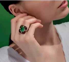  ??  ?? Ring in white gold set with wood, an emerald and diamonds by Forms