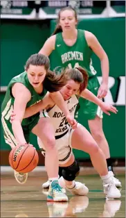  ?? PILOT PHOTO/BEV HARAMIA ?? Bremen’s Eliana Grubbs (left) makes a steal on this play.