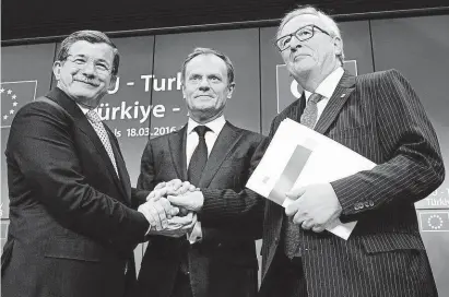  ?? Turecký premiér Davutoglu (vlevo) kvituje s Donaldem Tuskem a Jean-Claude Junckerem (vlevo) páteční dohodu.
FOTO AP ?? Důvod k úsměvu.
