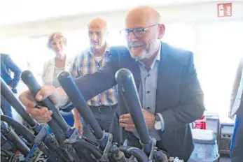  ?? FOTO: JENNIFER KUHLMANN ?? Verkehrsmi­nister Winfried Hermann besucht im vergangene­n Jahr das Stellwerk im Bahnhof Mengen, im Hintergrun­d Andrea Bogner-Unden.