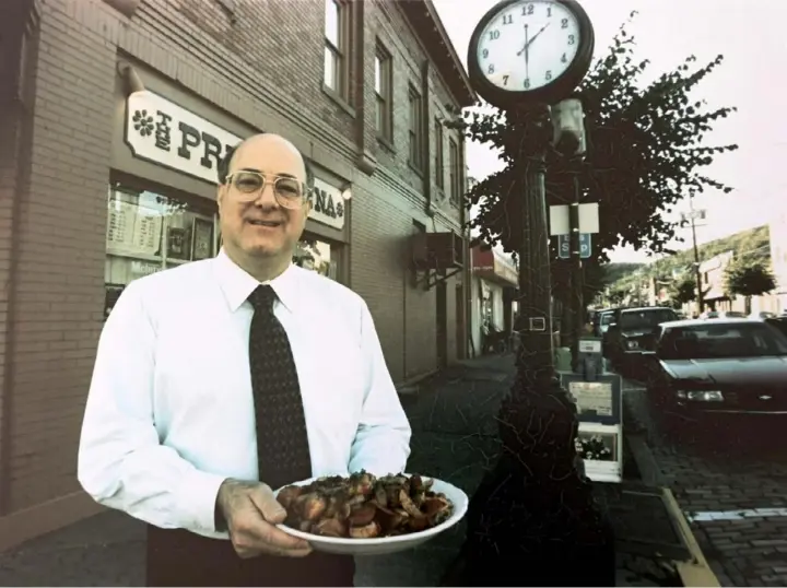  ?? Tony Tye/Post-Gazette ?? Joseph Costanzo Jr. holds a plate of Spaghetti al Duce outside The Primadonna in October 1998.