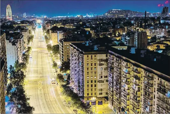  ?? ÀLEX GARCIA ?? Panorámica de la ciudad desierta durante un confinamie­nto nocturno, desde la avenida Meridiana, a la altura de la Sagrera, en Barcelona