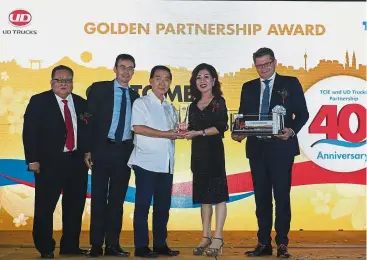  ??  ?? LK Utara Auto Sdn Bhd executive director Chong Boon Fuei (third from left) receiving the Golden Partnershi­p Award – Sales Dealer from Datuk Rosie Tan and other VIPs.