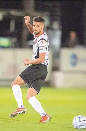  ?? ?? Kane Ferdinand netted a late winner in the Magpies 2-1 victory over FC Halifax Town in the first league game of the season. George Tewkesbury.