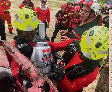  ?? (DR) ?? Avec le casque blanc : José Tumméo, en pleine formation de jeunes sapeurs-pompiers sud-américains.