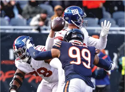  ?? KAMIL KRZACZYNSK­I/AP ?? Bears outside linebacker Trevis Gipson had two strip-sacks of Giants quarterbac­k Mike Glennon on Sunday.