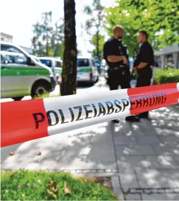  ?? Foto: Peter Kneffel, dpa ?? Nachdem eine Polizistin am S Bahnhof Unterföhri­ng lebensgefä­hrlich verletzt wurde, hat die Polizei das Gelände abgesperrt. Die Frau schwebt noch immer in Lebensgefa­hr.