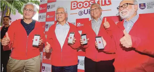  ?? PIC BY LUQMAN HAKIM ZUBIR ?? Higher Education Minister Datuk Seri Idris Jusoh (second from left), with (from left) Axiata Group Bhd president and group CEO Tan Sri Jamaludin Ibrahim, Universiti Teknologi Mara Vice-Chancellor Professor Emeritus Datuk Dr Hassan Said and its board...