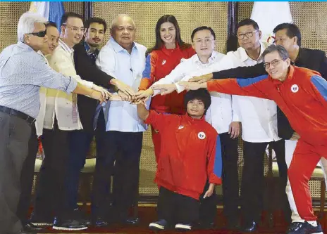  ??  ?? Speaker and Phisgoc chief Alan Peter Cayetano, third from left, Executive Secretary Salvador Medialdea, fifth from left, and Sen. Bong Go, fourth from right, join sports officials in pledging unity to achieve the mission in the coming SEA Games.